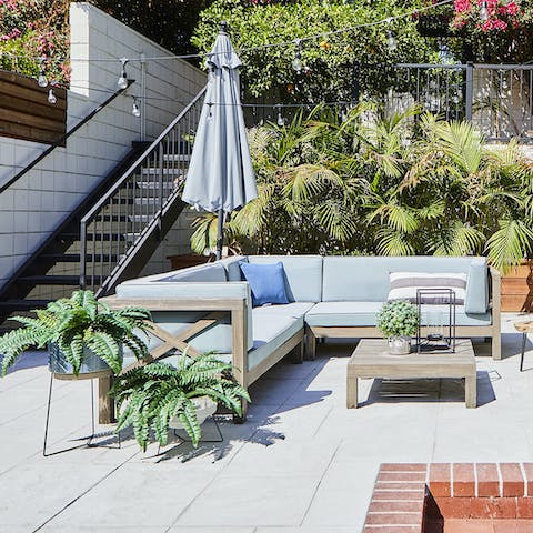 Sip you morning coffee on the patio lounge area, before heading out for a hike in the Hollywood hills 