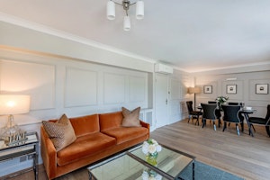 Hyde Park Chic IV image 11
