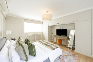 Hyde Park Chic IV image 8