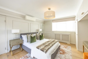 Hyde Park Chic IV image 7