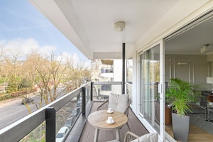 Hyde Park Chic IV image 3