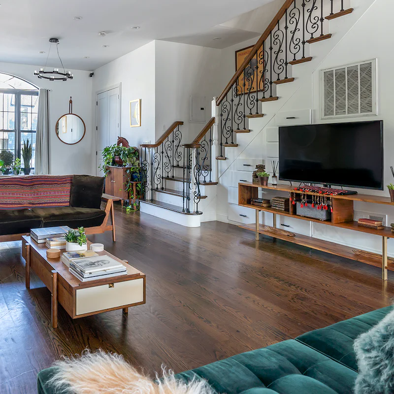 Snuggle up in the elegant living room and enjoy cosy movie nights with your friends