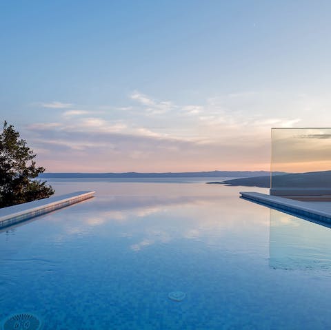 The transition between infinity pool, sea, and sky, is seamless