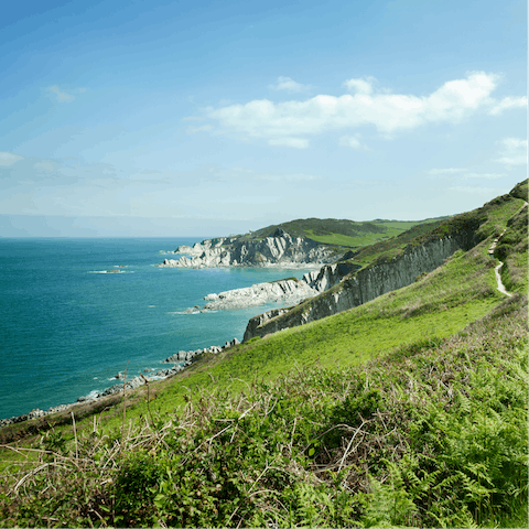 Set off on a short fifteen-minute drive to the dramatic Cornish coastline