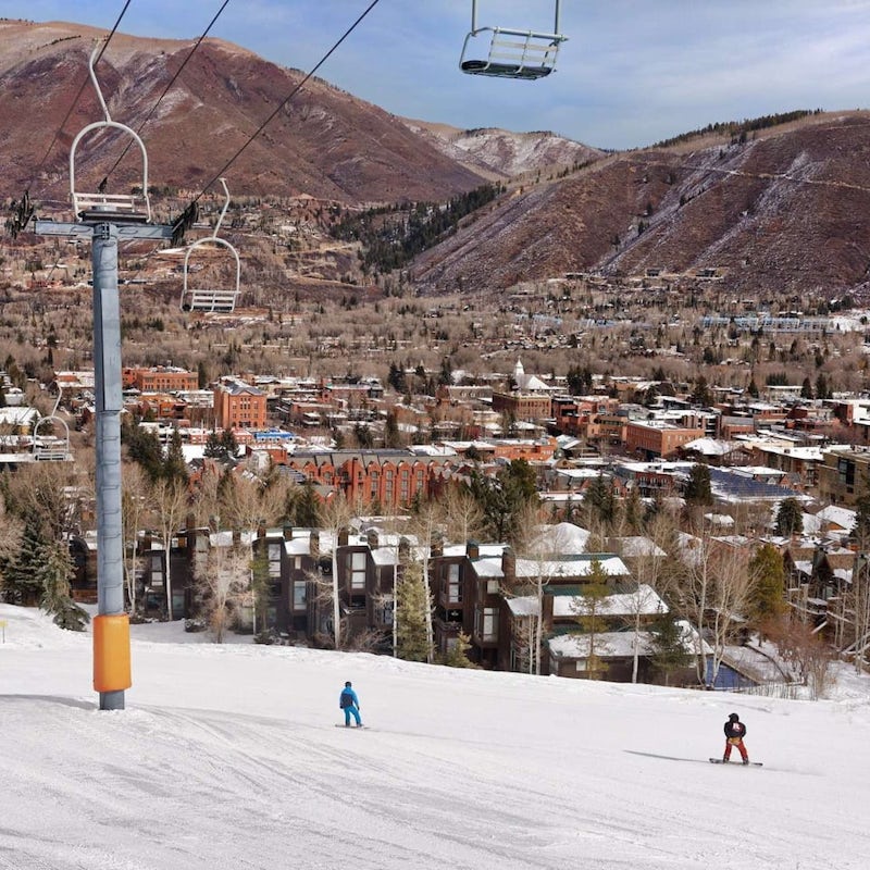 Make the most of this excellent position between the slopes and the city