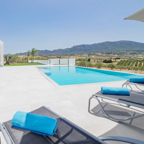 Sunbathe with a view of the Guadalhorce Valley or admire it from the edge of the infinity pool