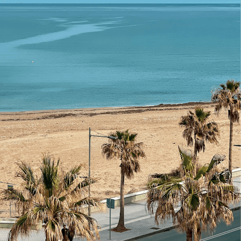 Pack a bag and head to Rethymno's sandy beaches – just 2 kilometres away 