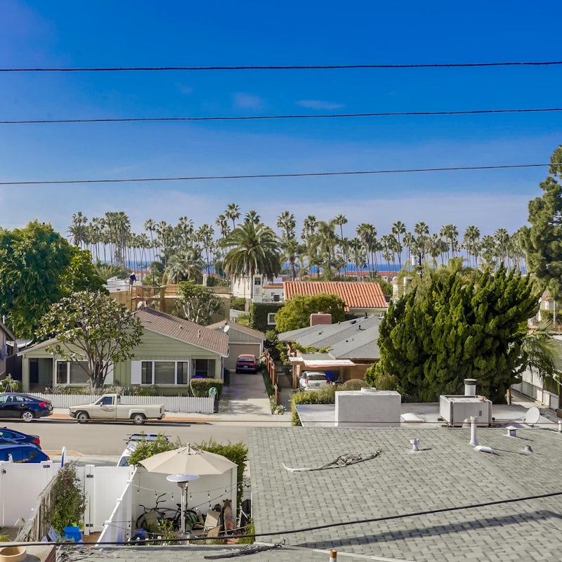 Live the upscale village lifestyle five minutes walking from the town's many eateries