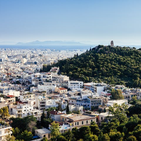 Discover the city of Athens, from your port front position in Pireas
