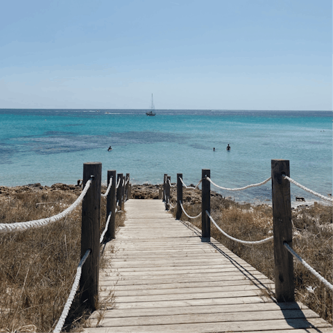 Access the beach of Cala Tarida in fifteen minutes