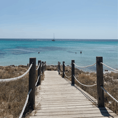 Access the beach of Cala Tarida in fifteen minutes 