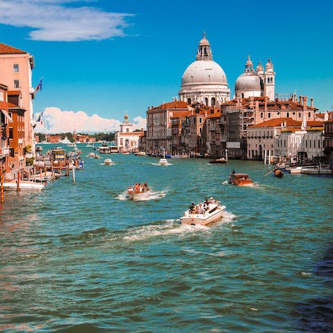 Explore Venice by water – both Rialto and Sant’Angelo vaporetto stops are within walking distance