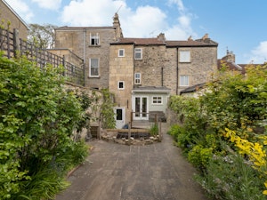 Fine Manor image 1