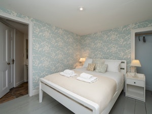 Fine Manor image 10