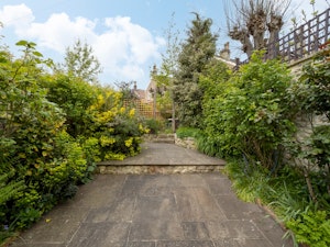 Fine Manor image 4