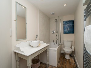 Fine Manor image 3