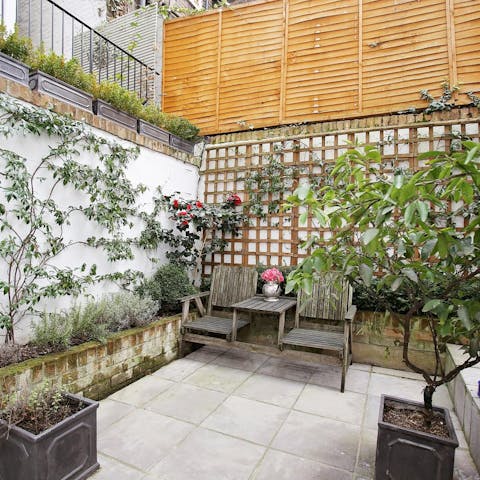 Enjoy coffee in the back terrace – rare for a central London flat