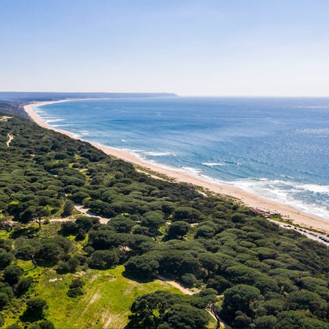 Stay just 1.5 kilometres from Praia da Lagoa de Albufeira beach