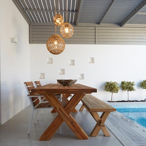 Enjoy every meal in the fresh air, thanks to the outdoor table