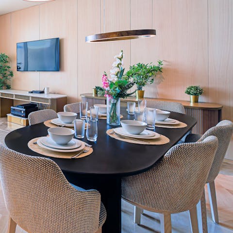 Organise delicious feasts with your family and friends at the stylish dining table 