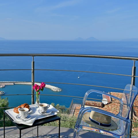 Wake up and enjoy your cup of coffee on the balcony, the sparkling ocean in the background