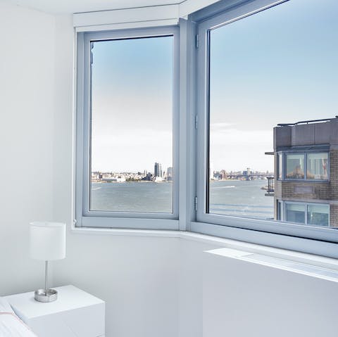 Admire the vistas over the East River and Manhattan from the bedroom 