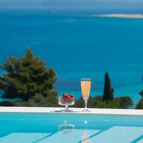 Enjoy a cool drink while you float in the pool and look out at the horizon over the waves