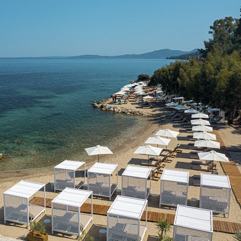 Relax in the wonderful shared beach club and enjoy a cocktail on a shady day bed
