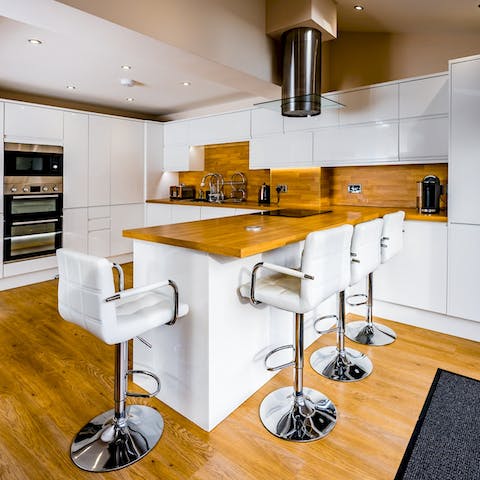 Gather around the kitchen island for a sociable aperitif – will you try Scotch whisky?