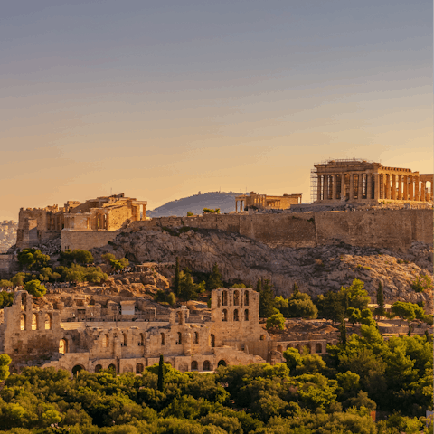 Discover the wonders of ancient Athens from your city-centre base