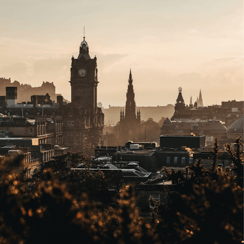 Stay just a twenty-minute drive from Edinburgh