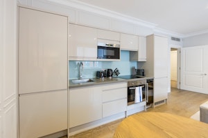 Knightsbridge Delight image 11