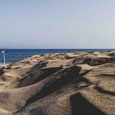 Drive just seven minutes to the beautiful beach at Maspalomas