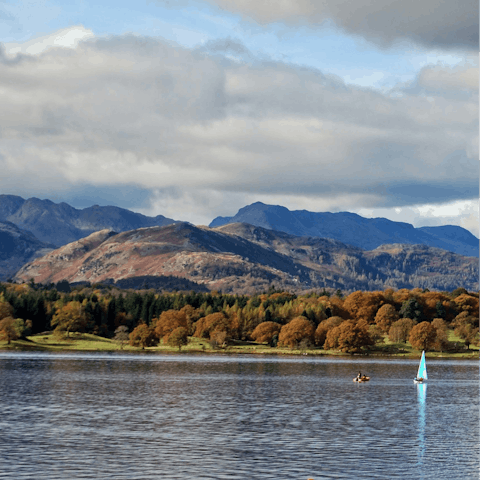 Walk to the shore of Lake Windermere from this central Ambleside home