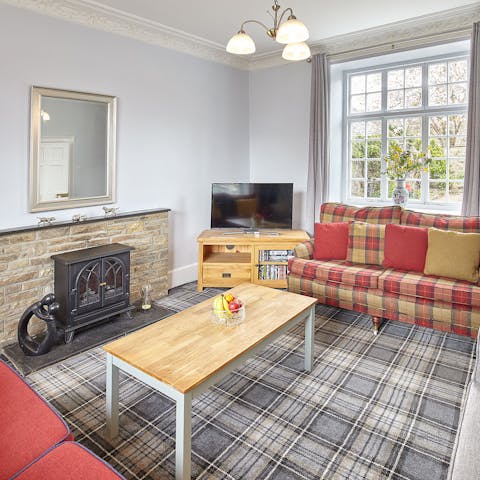 Spend cosy evenings in the quaint living room, watching Netflix while the fireplace warms you up