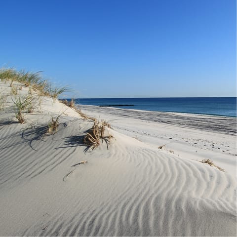 Stay just a ten-minute drive away from East Hampton Main Beach