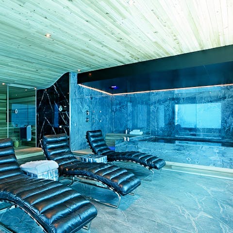 Relax and unwind in the spa with a sauna, salt bath and a massage bed