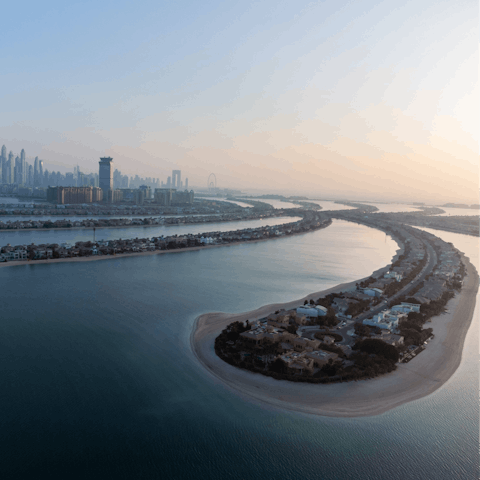Look forward to a stay on the unique Palm Jumeirah