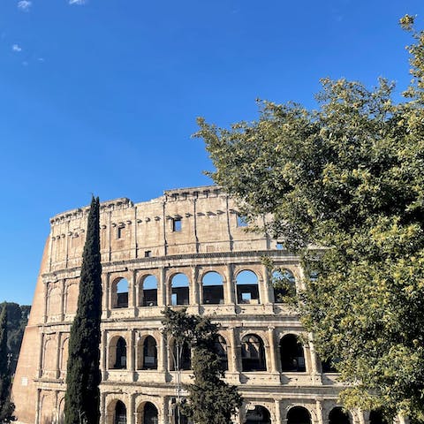 Walk to the Colosseum in around ten minutes from your door