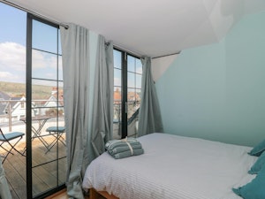 Portside Penthouse image 8