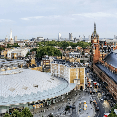 Base yourself in Kings Cross, close to eateries, shops, and the Tube