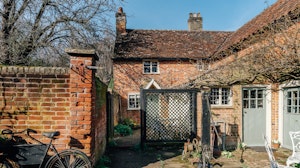 Jacobean Gem image 10