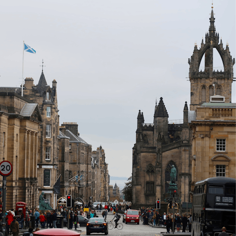 Enjoy easy access to the Royal Mile, leading you up to Edinburgh Castle