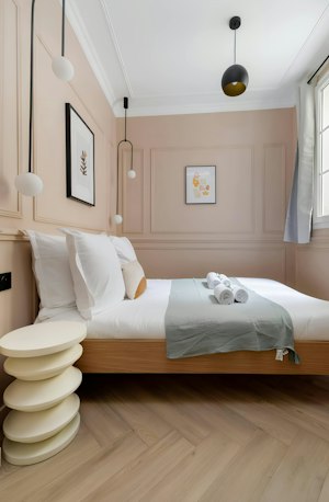 Chic & Charmant image 8