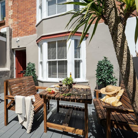 Chill out on the front deck, perfect for alfresco bites and tipples