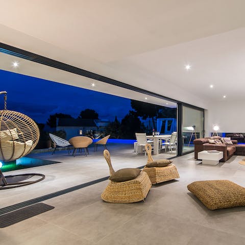 Enjoy the open plan with large doors to seamlessly connect the indoor and outdoor spaces