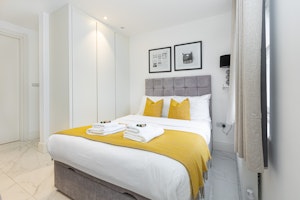 Oxford Street Delight image 9