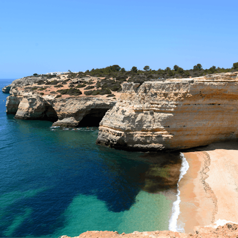 Discover the stunning hidden beaches of the Algarve