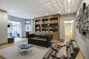 Royal Court image 9