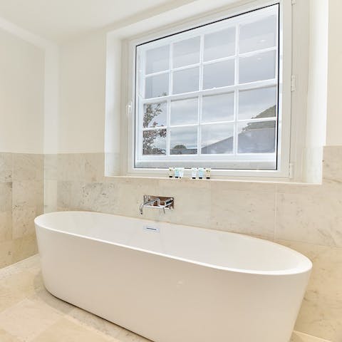 Soak sore muscles after a long walk on the coast in the sumptuous bathtub